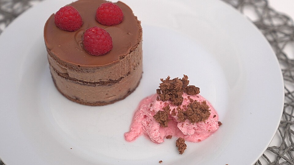 Torte mit Nougat und Himbeereis von DasperfekteDinner| Chefkoch