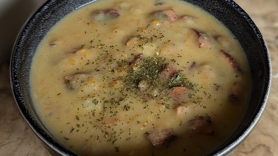 Cremige Kartoffel-Bohnen-Suppe mit Würstchen von YenKyeo| Chefkoch