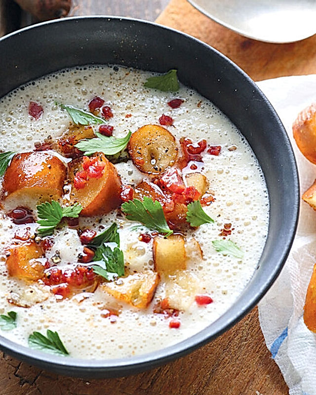 Cremesuppe von der Schwarzwurzel mit Brezel-Speck-Crôutons