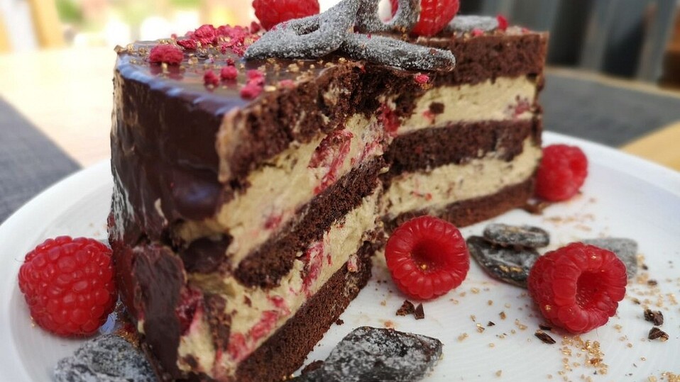 Schoko-Lakritz-Torte mit Himbeeren von Cadhrien