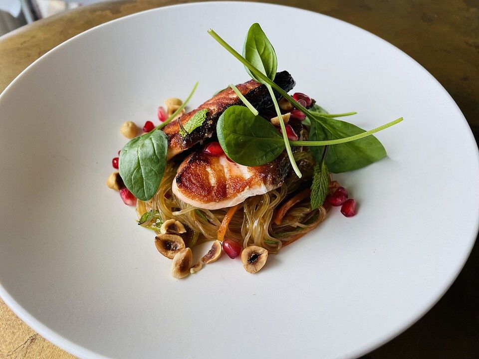 Asiatischer Glasnudelsalat mit gebratenem Lachs, Haselnüssen und ...