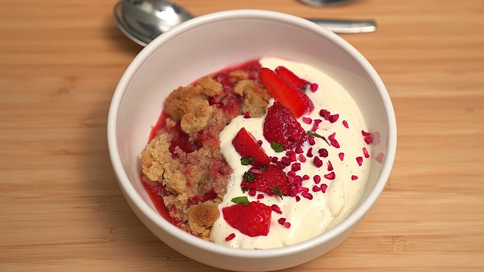 Erdbeeren | Crumble | Joghurt-Chantilly von DasperfekteDinner| Chefkoch