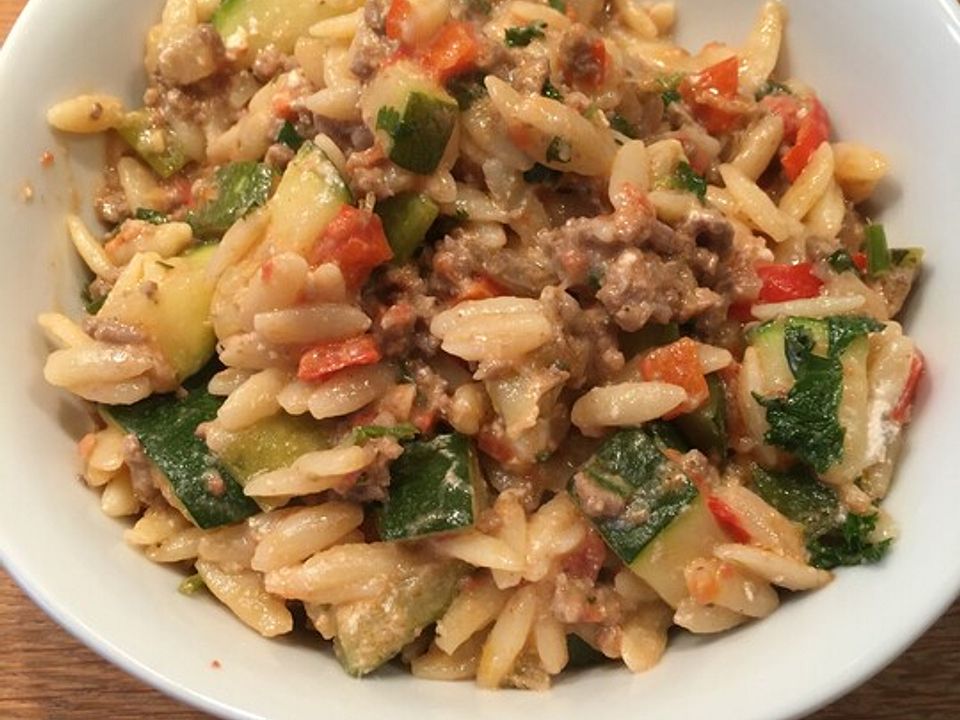 Hackfleisch mit Kritharaki, Zucchini, Spitzpaprika und Feta von ...