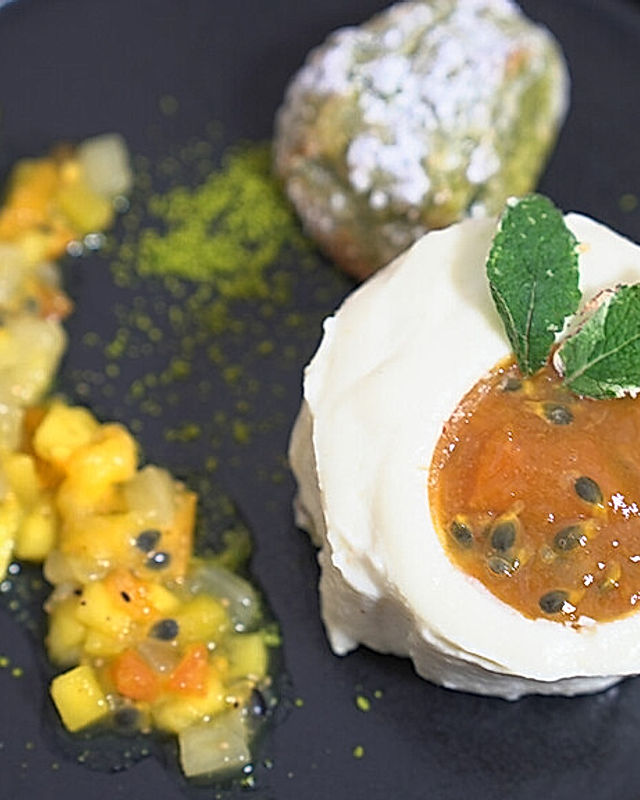 Tonkabohneneis, Holunderblüten-Brombeer-Mousse, Mandelcrunch ...