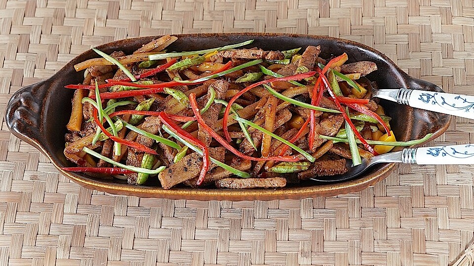 Schweinefleisch mit Nudeln, Bambus und Mango - Pad Phet Muh Sei Not Mai von  dieter_sedlaczek