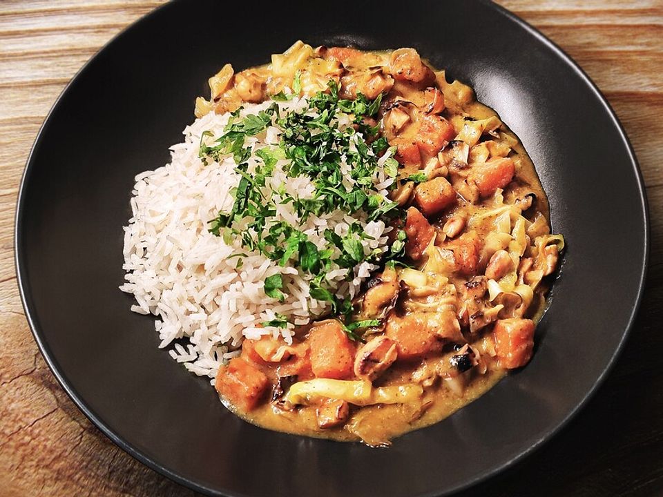 Süßkartoffel-Spitzkohl Curry mit Kokos-Ananas-Sauce, Erdnüssen und Chat ...