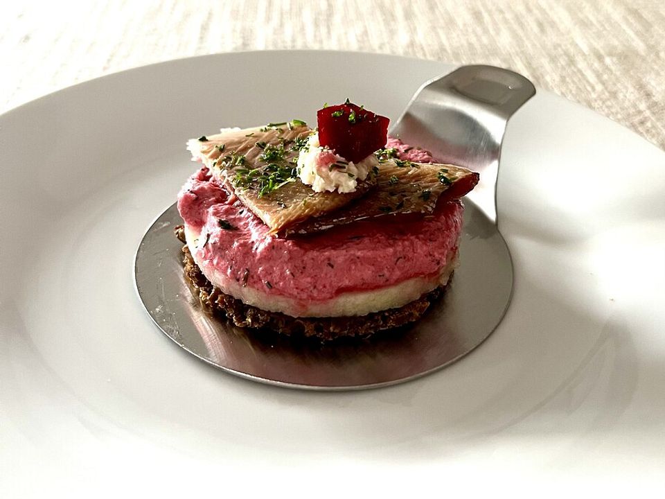 Geräucherte Forelle mit Rote Bete-Meerrettichcreme auf Pumpernickel ...