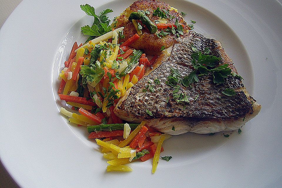 White Snapper auf der Haut gebraten an Gemüsejulienne