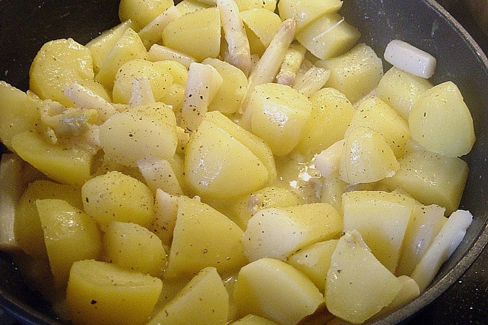 Spargel und Kartoffeln in Pfeffersauce