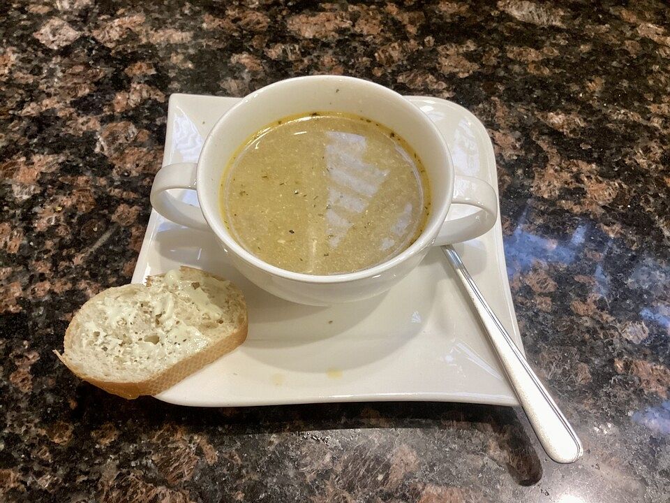 Zwiebelsuppe mit Kräuterkäse von cleo24| Chefkoch
