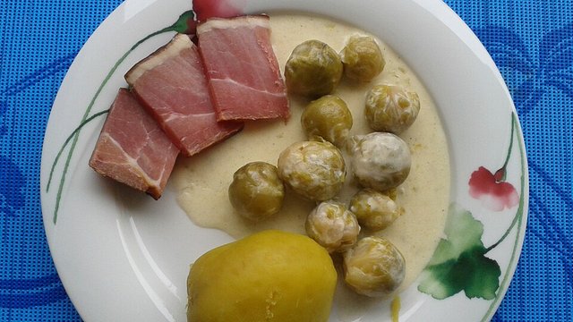 Rosenkohl mit Käsesauce von ulkig