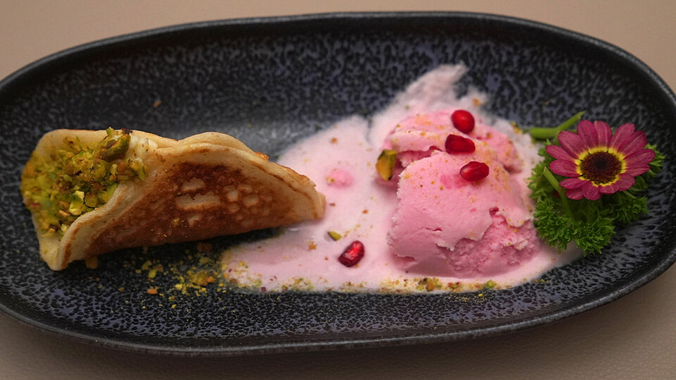 Atayef - Gefüllter Pfannkuchen, dazu hausgemachtes Granatapfeleis von ...