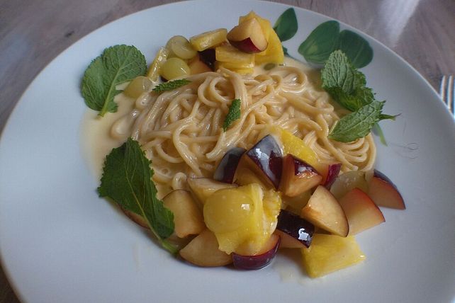 Spaghetti mit Fruchtsalat auf Weinschaum von KochMaus667| Chefkoch