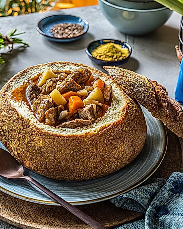 Bier-Gulasch im Brotlaib