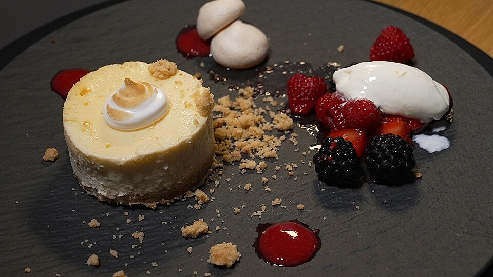 Käsekuchen mit Sauerrahmeis, Früchten und Baiser von DasperfekteDinner ...