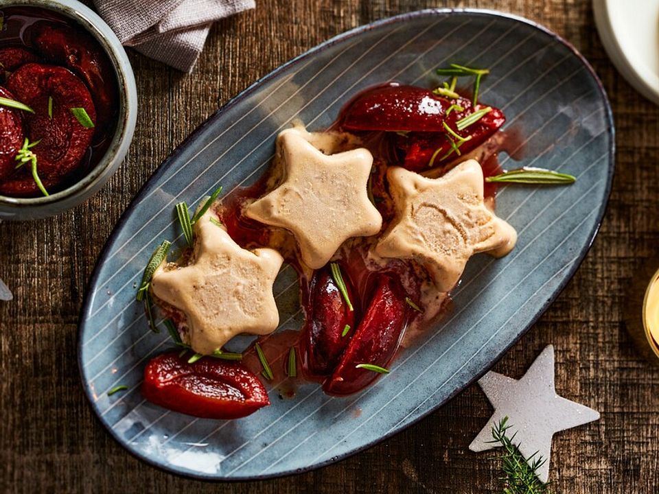 Lebkuchen-Parfait mit Rumpflaumen