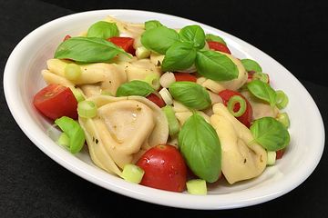 Tortellinisalat mit Tomaten