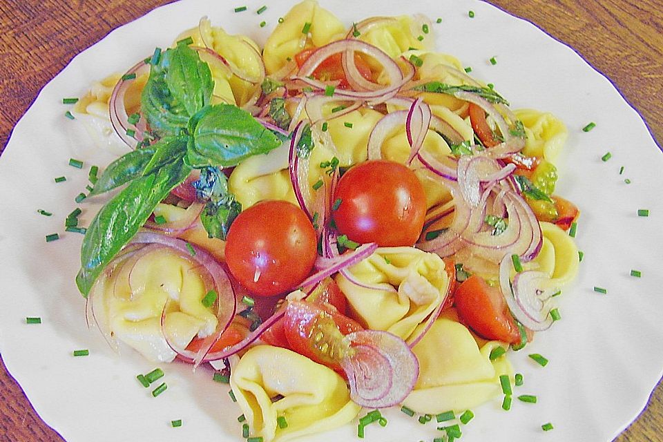 Tortellinisalat mit Tomaten