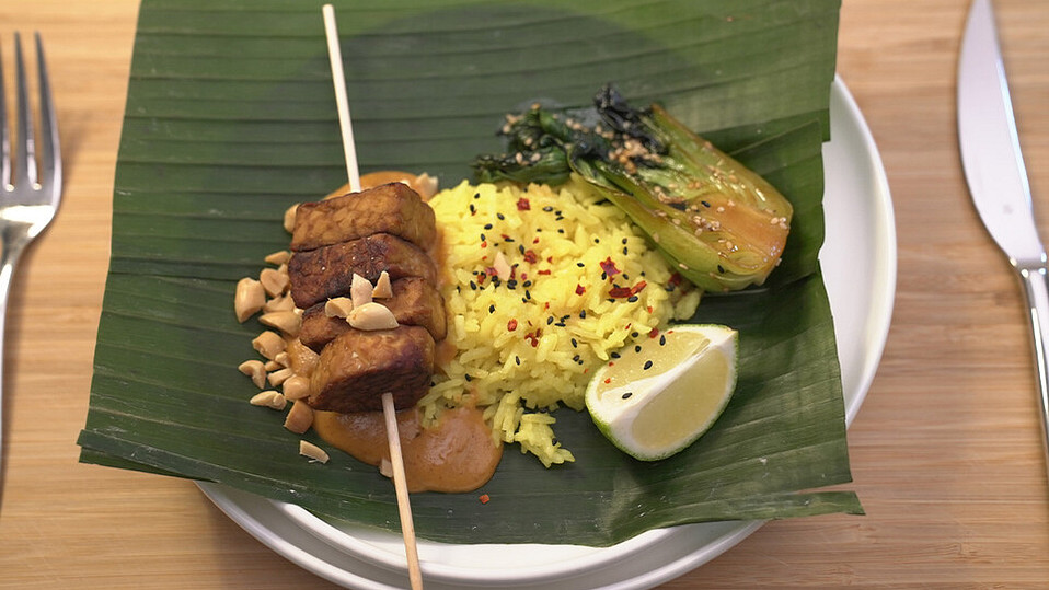 Indonesien – Tempeh | Pak Choi | Erdnuss | gelber Reis von ... Indonesien – Tempeh | Pak Choi | Erdnuss | gelber Reis von ...