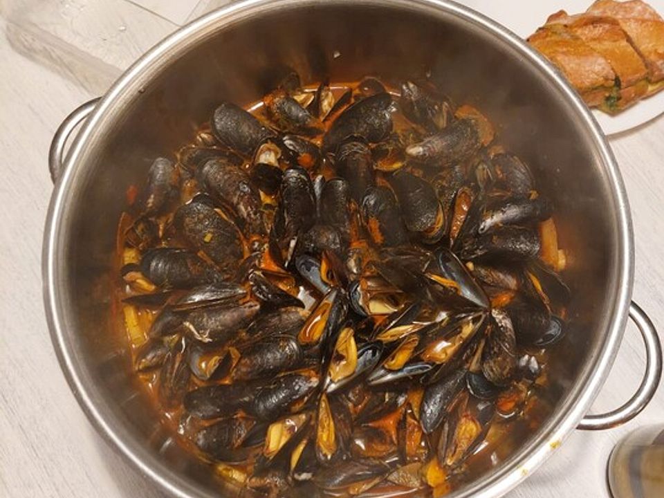 Miesmuscheln im Quitten-Kürbis-Zwiebelsud mit selbstgemachter ...