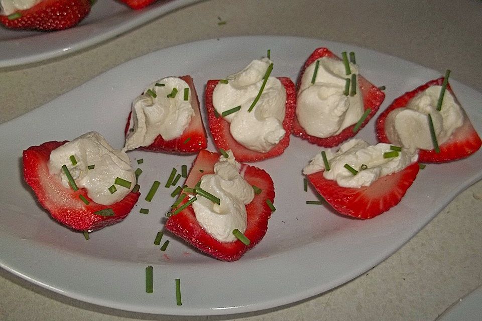 Erdbeeren gefüllt mit Frischkäse