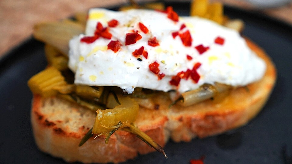 Burrata Bruschetta mit süßsauer geschmortem Chicorée und Sellerieherzen ...