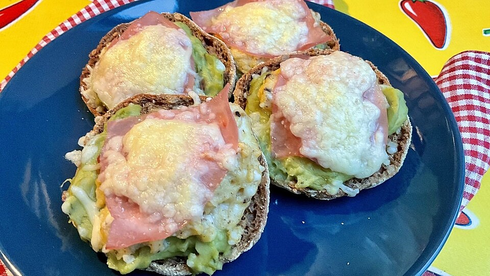 Eiweiß-Toasties mit Avocado, Rührei, Schinken und Käse von energybird ...