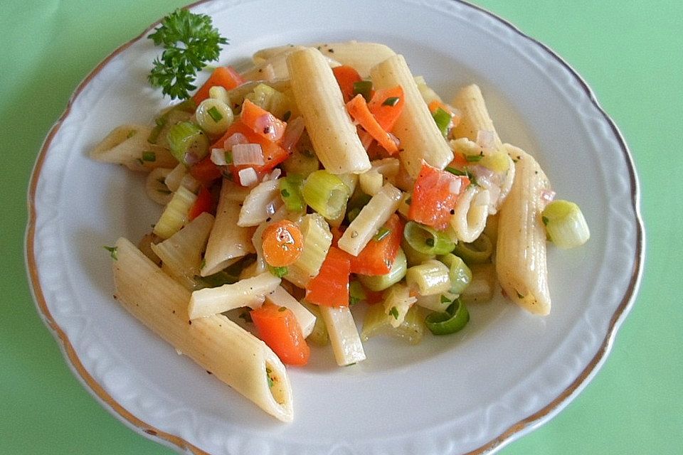 Nudelsalat mit Paprika und Staudensellerie