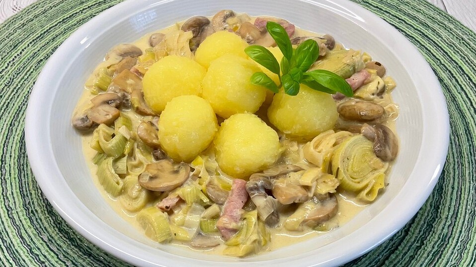 Champignon-Porree-Pfännchen zu Mini-Knödeln von Mooreule