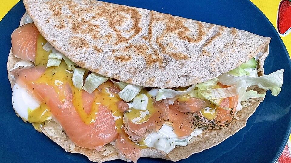 Tortilla mit Käse, Lachs, Ei und Salat von energybird| Chefkoch