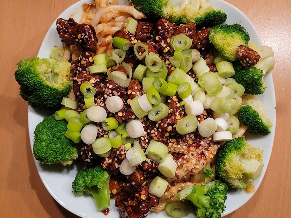 Udonnudeln in Erdnussbuttersauce mit süß-scharfem Tofu von luisz23 ...