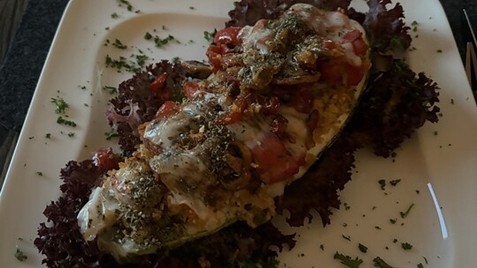 Gefüllte Zucchini mit Gemüse und Käse überbacken von TheSpicyChef| Chefkoch