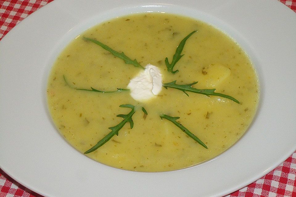 Kartoffelsuppe mit Apfel und Rucola