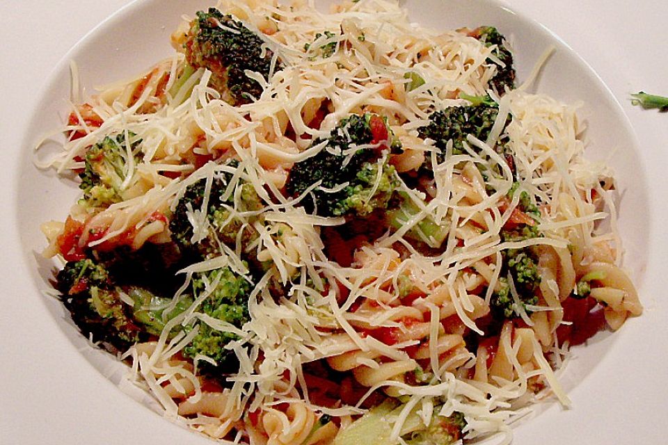 Brokkoli - Pasta mit Tomatensahne