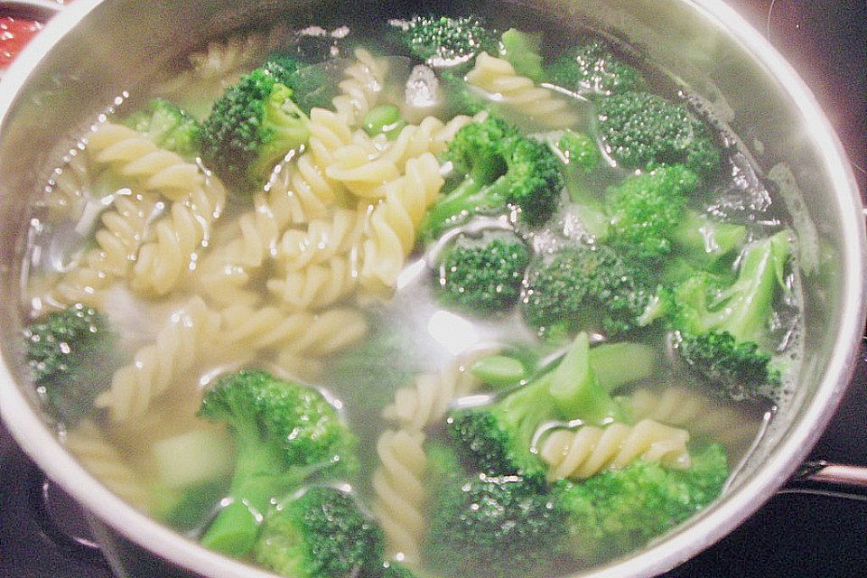 Brokkoli - Pasta mit Tomatensahne