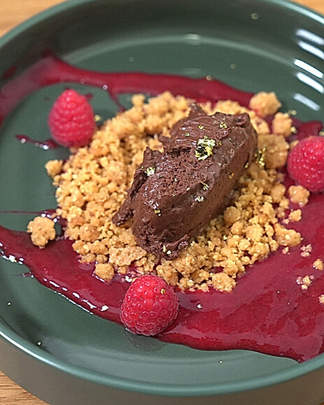 Tonkabohneneis, Holunderblüten-Brombeer-Mousse, Mandelcrunch ...