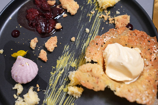 Tonkabohneneis, Holunderblüten-Brombeer-Mousse, Mandelcrunch ...