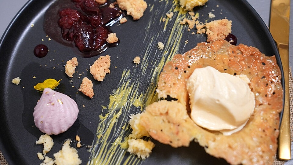 Tonkabohneneis, Holunderblüten-Brombeer-Mousse, Mandelcrunch ...
