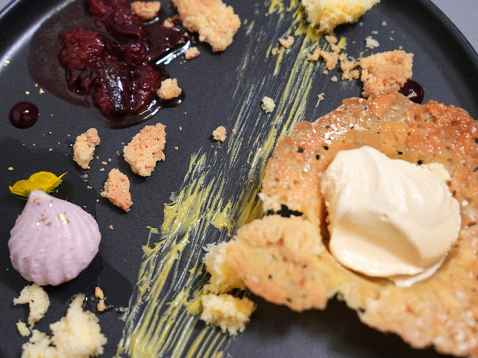 Tonkabohneneis, Holunderblüten-Brombeer-Mousse, Mandelcrunch ...