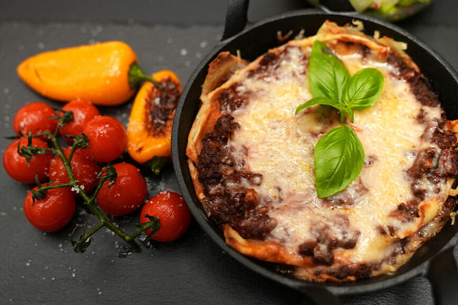 Steirische Lasagne mit Palatschinken, dazu Mini-Tomaten und Mini ...