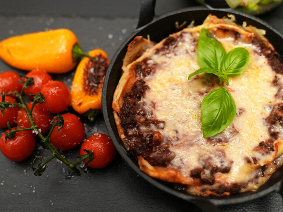 Steirische Lasagne mit Palatschinken, dazu Mini-Tomaten und Mini ...