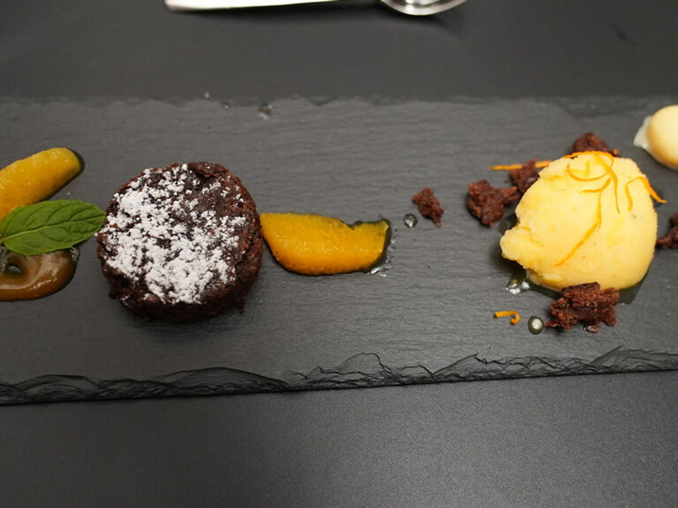 Schokoladentarte mit Orangensorbet, filetierten Orangen in ...