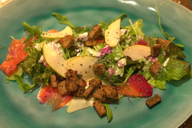 Graved Lachs mit Wildsalat und Roggenbrot-Croûtons von ...