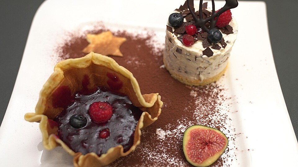 Eistorte à la Oma Gitte auf einer winterlichen Grütze von ...