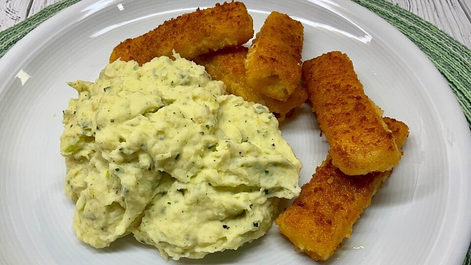 Kräuter-Kartoffelstampf mit Fischstäbchen von Mooreule| Chefkoch Kräuter-Kartoffelstampf mit Fischstäbchen von Mooreule| Chefkoch