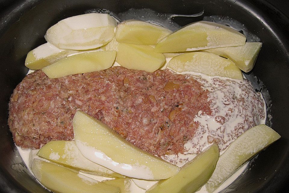 Römertopf - Kräuterhackroulade mit Sahnekartoffeln