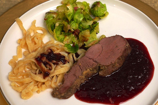 Rehkeule mit gebratenen Rosenkohlblättern, Schwarzwälder Schinken ...