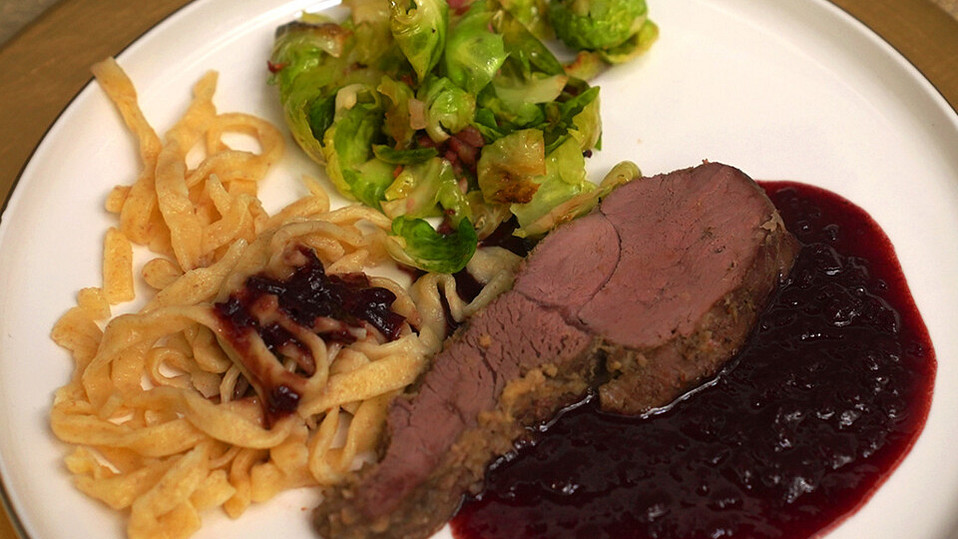 Rehkeule mit gebratenen Rosenkohlblättern, Schwarzwälder Schinken ... Rehkeule mit gebratenen Rosenkohlblättern, Schwarzwälder Schinken ...
