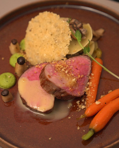 Kalbsfilet mit Kürbisgnocchi, Kürbiscreme, Walnüssen und Walnuss ... Kalbsfilet mit Kürbisgnocchi, Kürbiscreme, Walnüssen und Walnuss ...