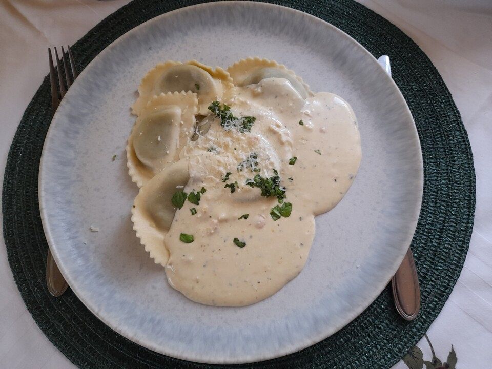 Cappelletti mit Dreierlei-Käse-Sahnesauce von Anaid55| Chefkoch